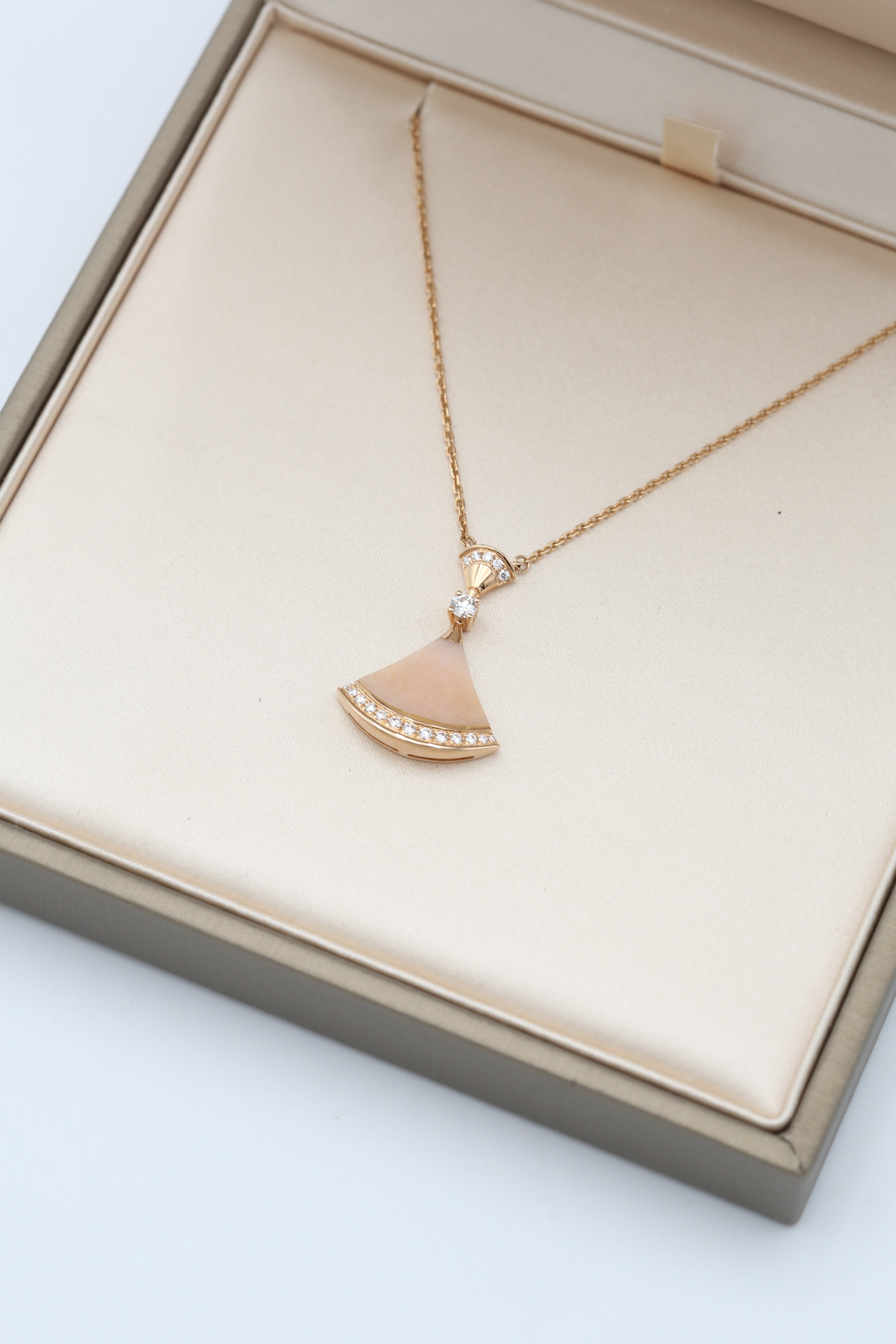 BVLGARI DIVAS' DREAM NECKLACE WITH DIAMONDS 18K ROSE GOLD MOTHER-OF-PEARLS