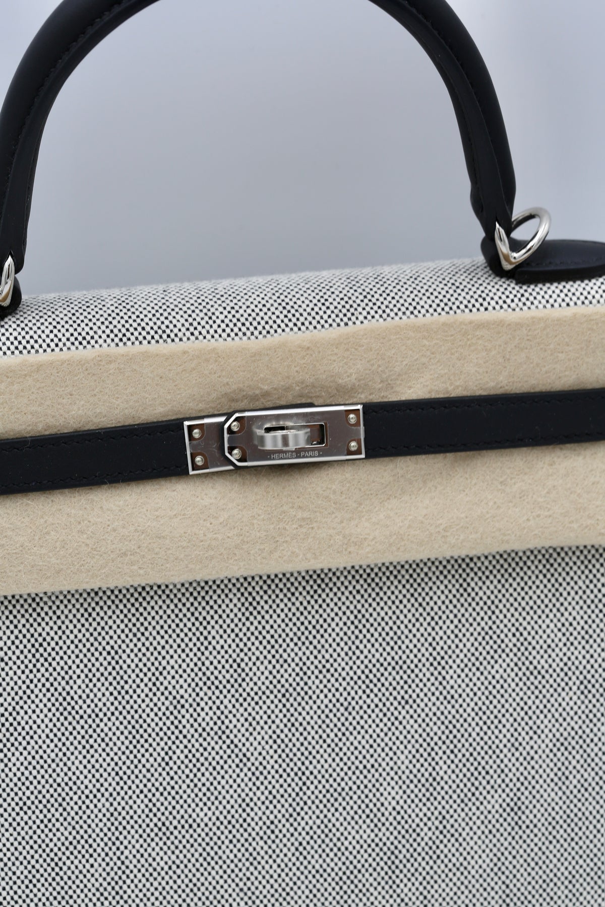 HERMÈS KELLY25 ECRU/NOIR SELLIER CANVAS/SWIFT SILVER HARDWARE K STAMP
