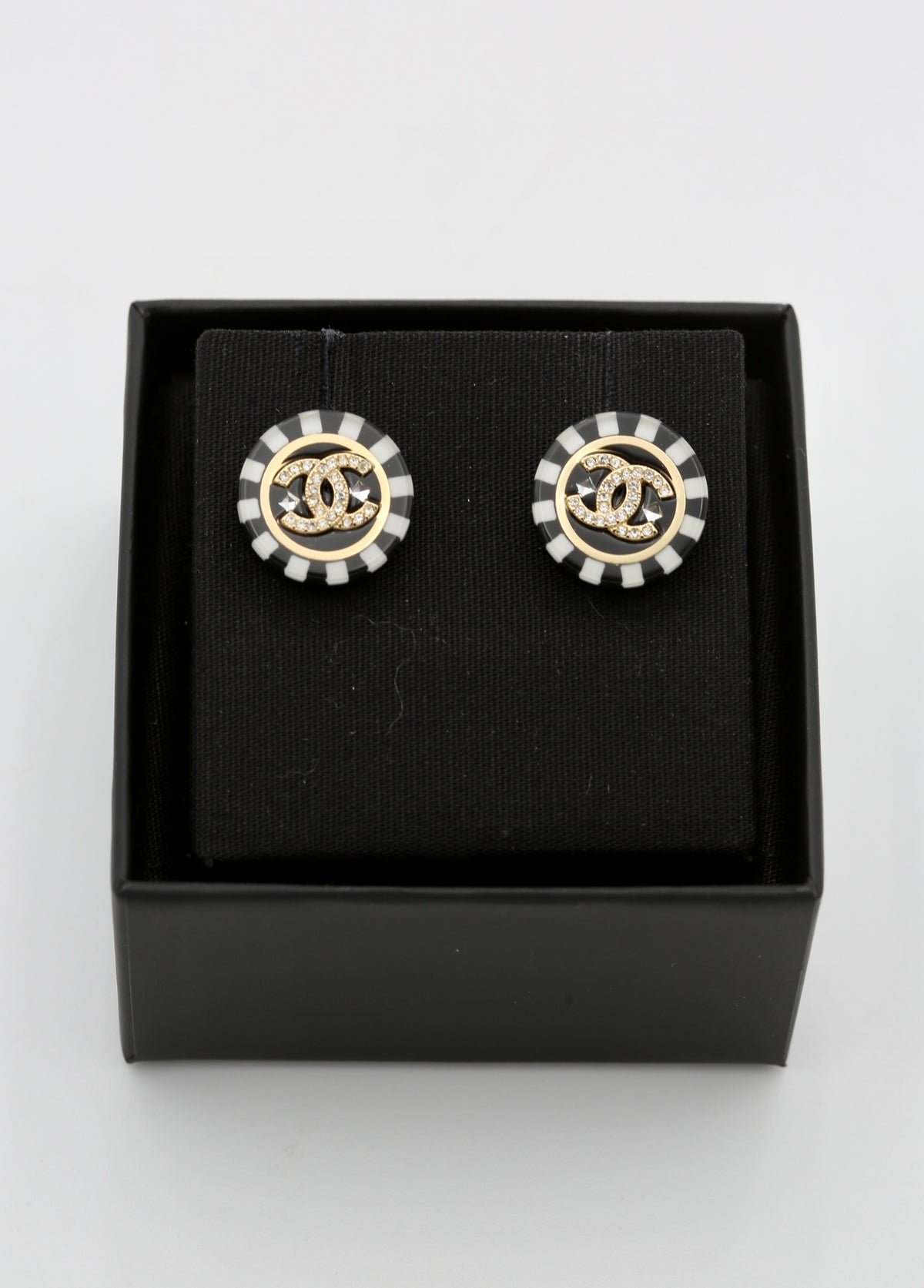 CHANEL EARRINGS BLACK& WHITE ROUND CC
