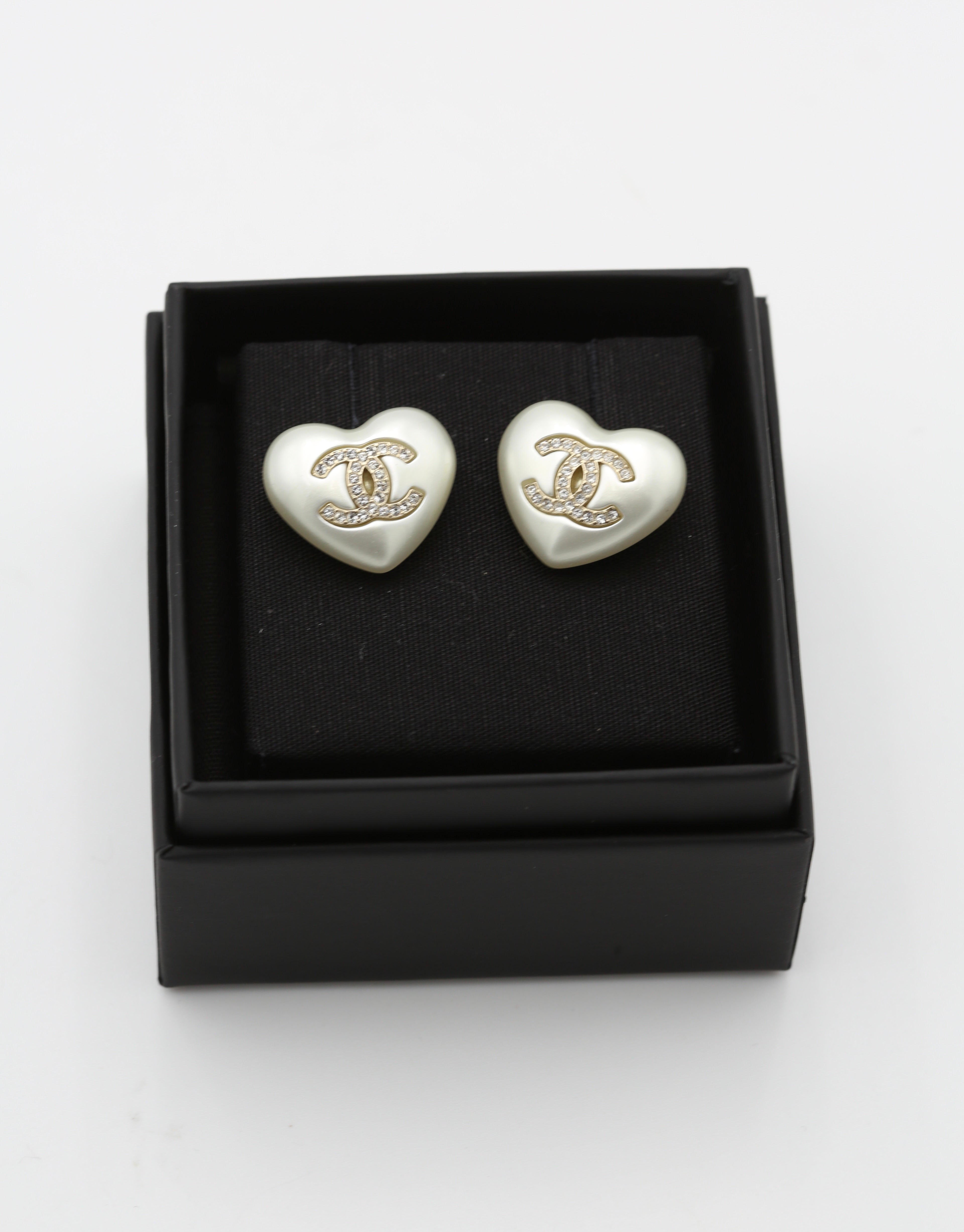 CHANEL EARRINGS HEARTS PEARL CC