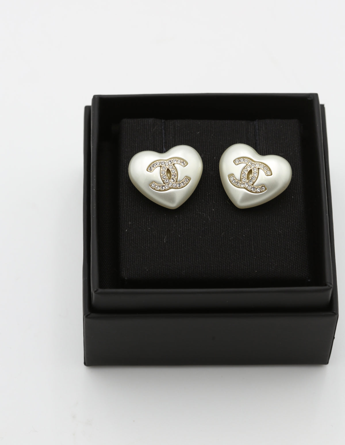 CHANEL EARRINGS HEARTS PEARL CC