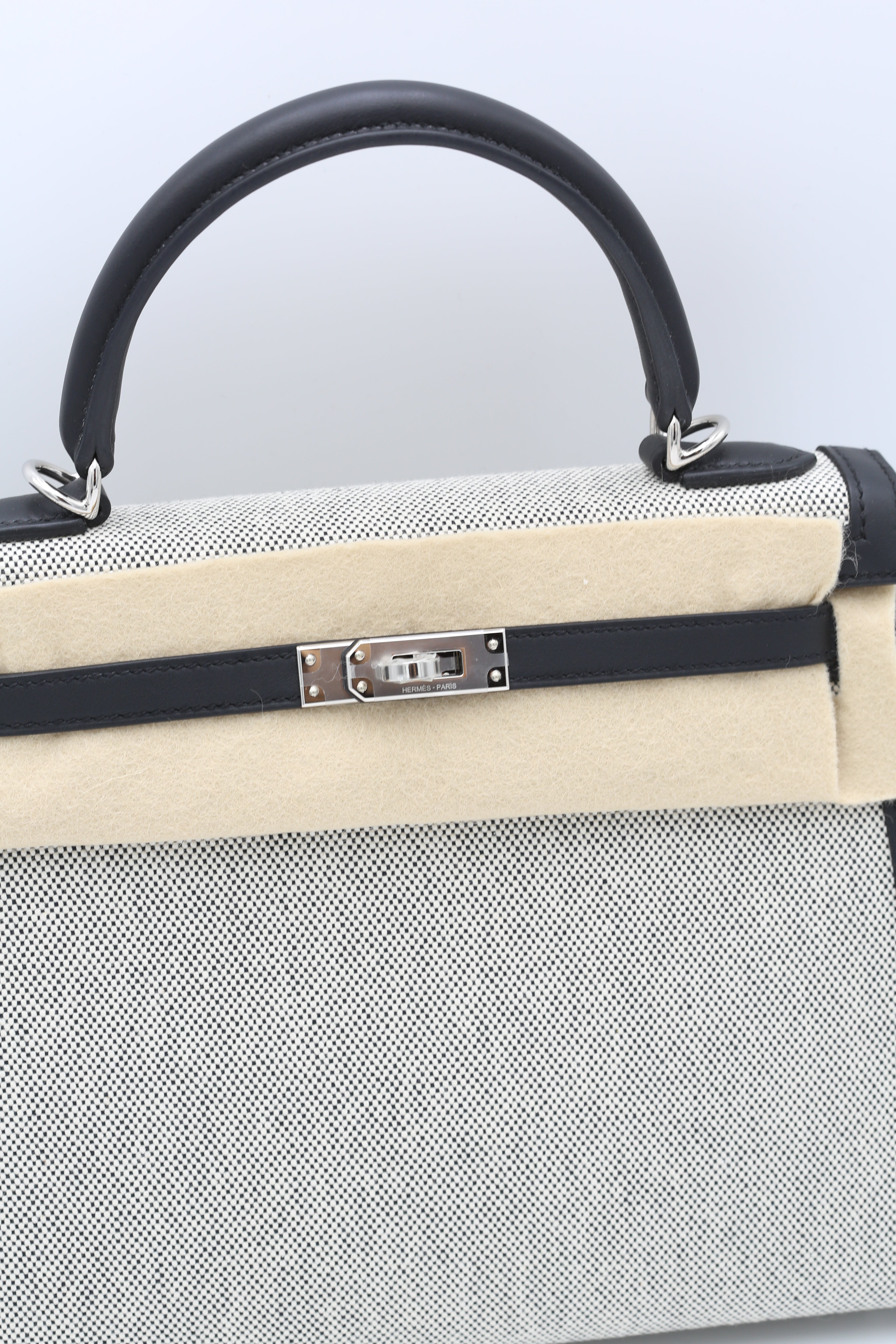 HERMÈS KELLY25 ECRU-NOIR SELLIER CANVAS/SWIFT CLAFSKIN SILVER HARDWARE G STAMP