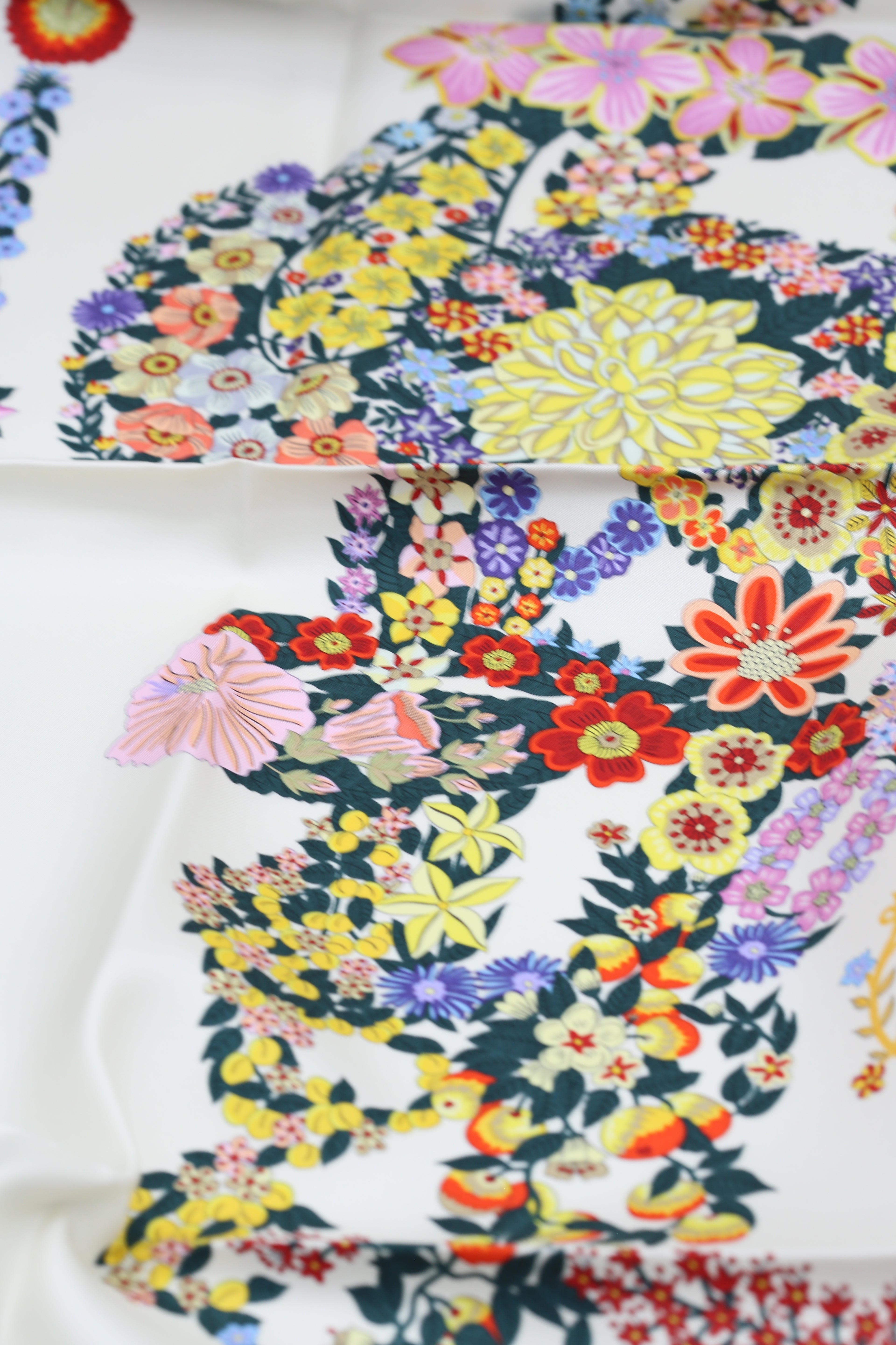 HERMÈS SCARF90X90 CARRE TWILL BRIDES DE GALA EN FLE SU/NOIR/IVOIRE/MULTIC