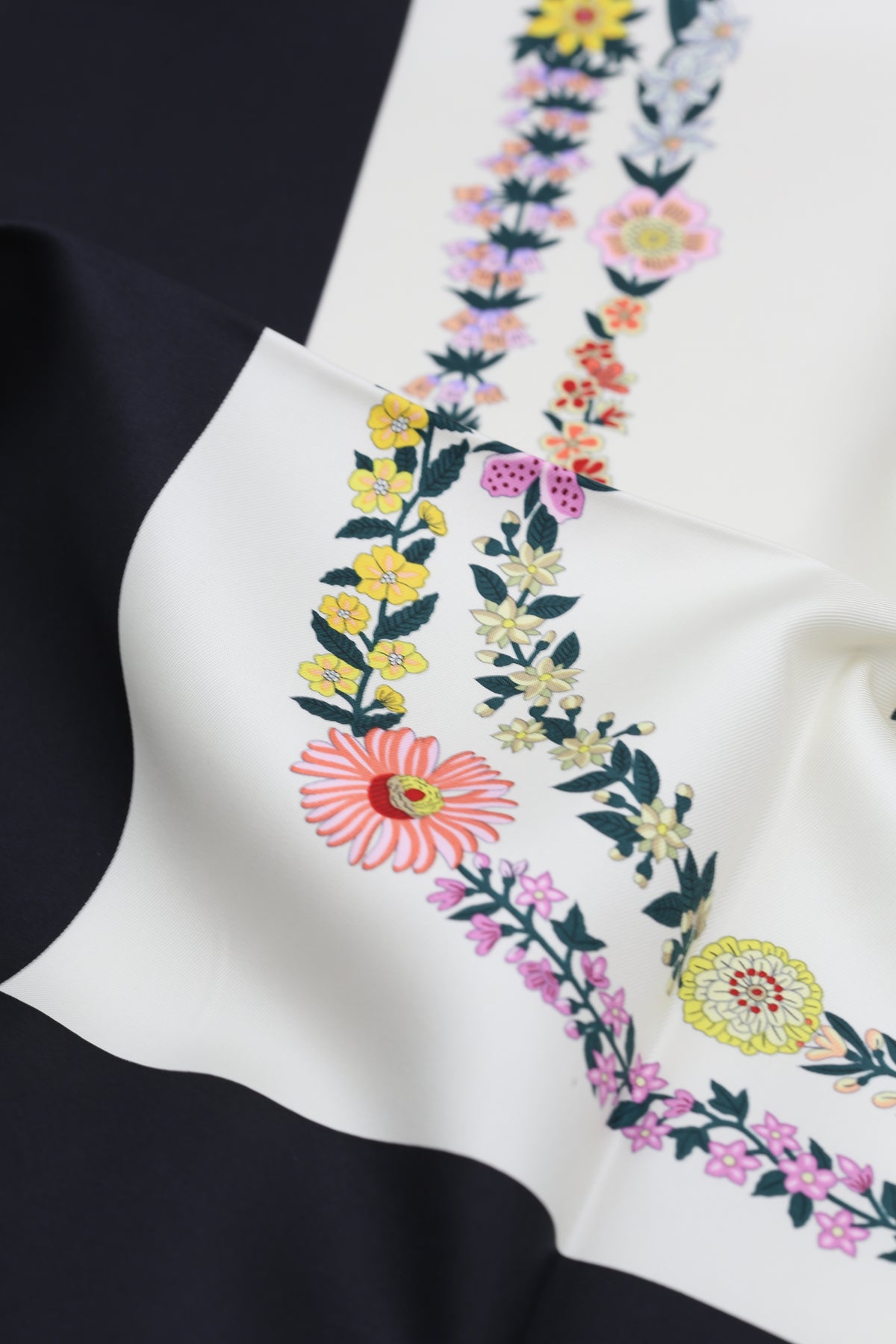HERMÈS SCARF90X90 CARRE TWILL BRIDES DE GALA EN FLE SU/NOIR/IVOIRE/MULTIC