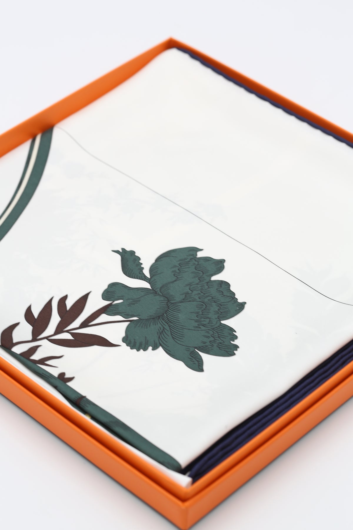HERMÈS SCARF90X90 CARRE TWILL LA NATURE EN VOYAGE ON/BLANC/VERT