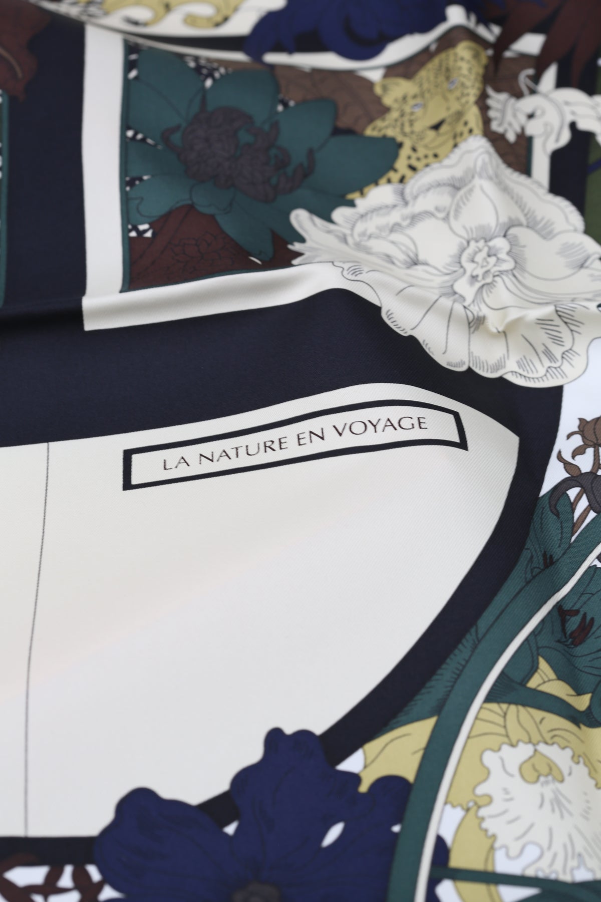 HERMÈS SCARF90X90 CARRE TWILL LA NATURE EN VOYAGE ON/BLANC/VERT
