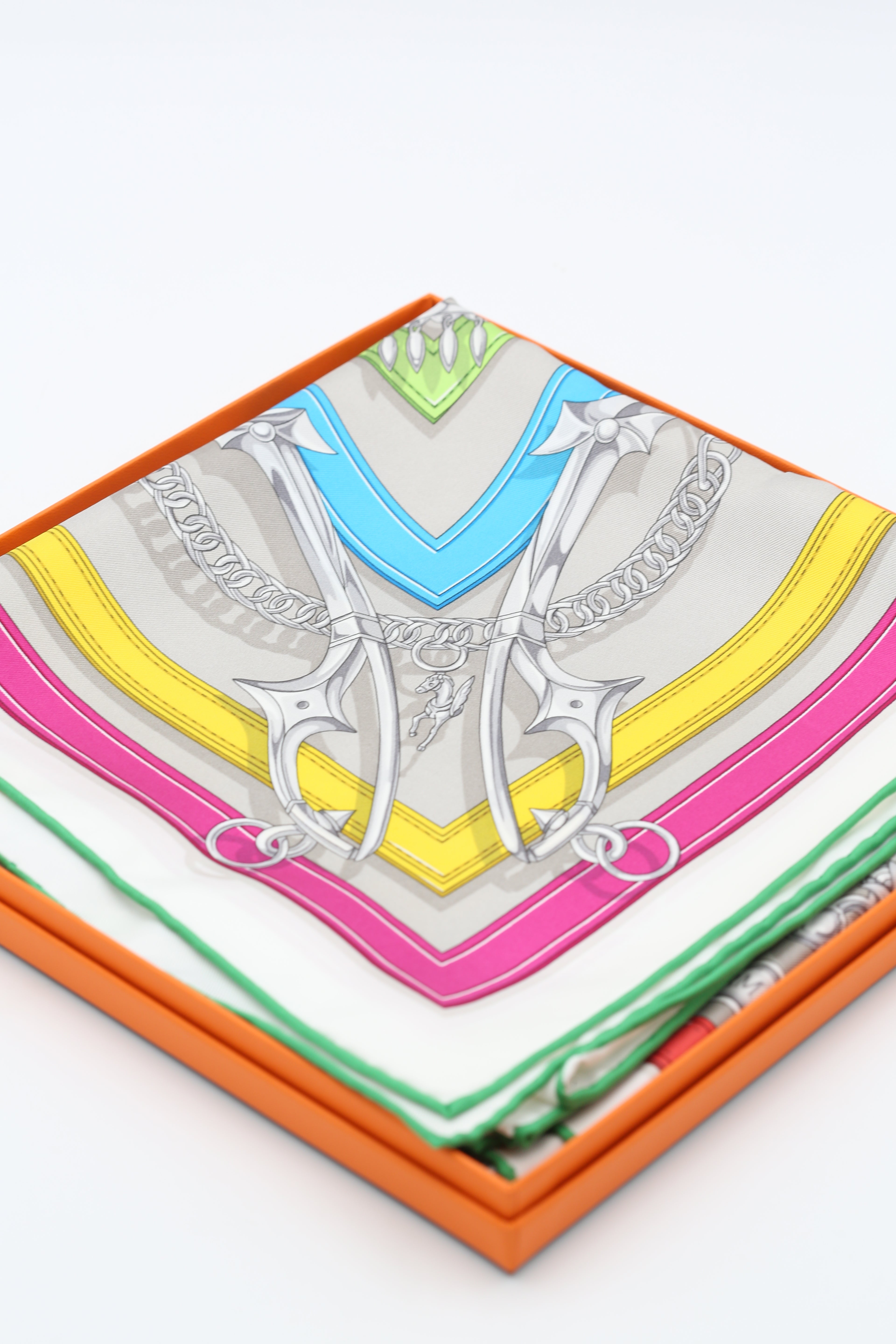 HERMÈS SCARF90X90 CARRE TWILL HARNAIS LEGENDAIRE AS/GRIS ARGENT/FUCHSI