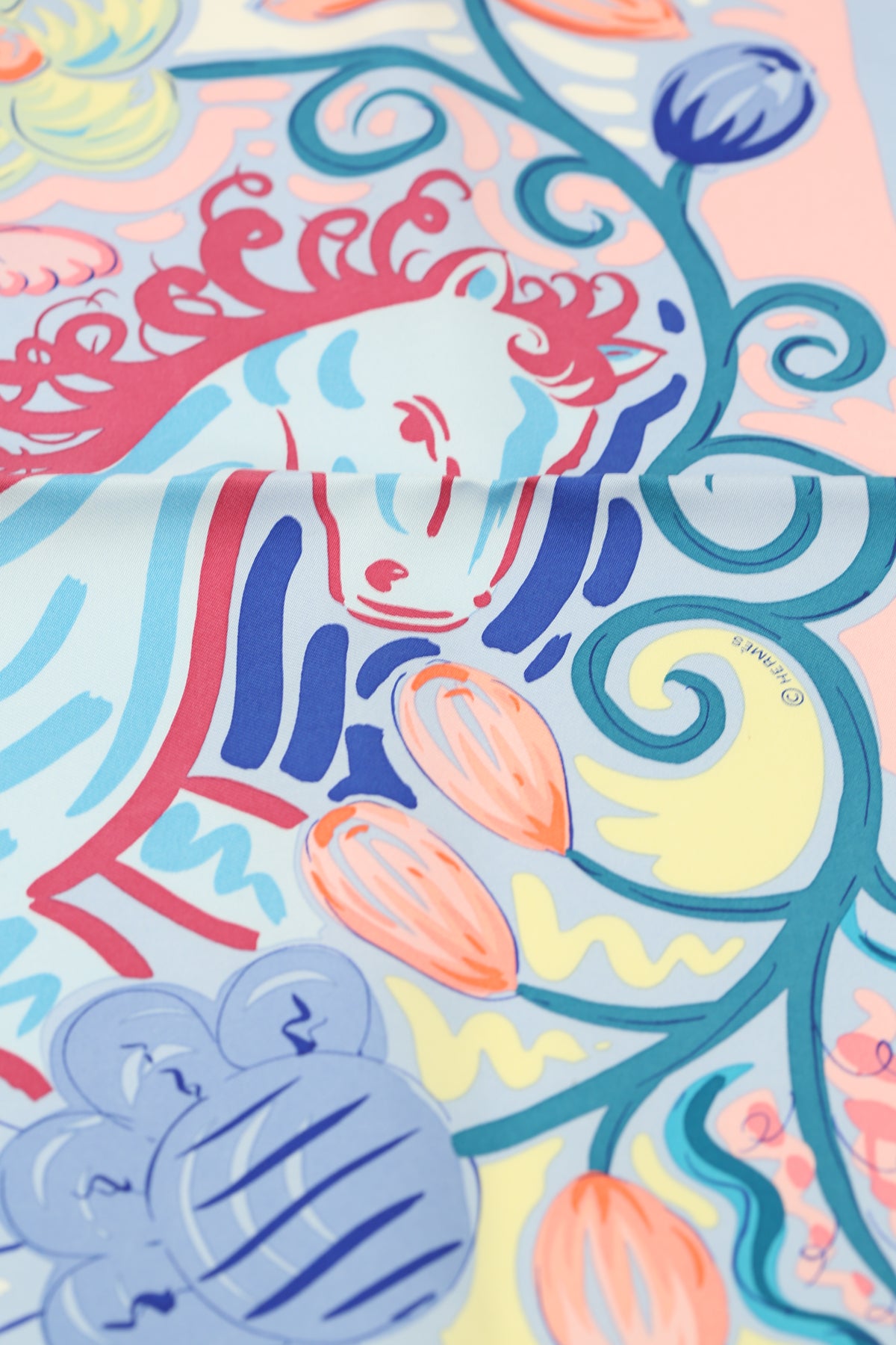 HERMÈS SCARF 45X45 GAVROUCHE TWILL LE CHEVAL DE KAZUMI SR/BLEU/ROSE/JAUNE PA
