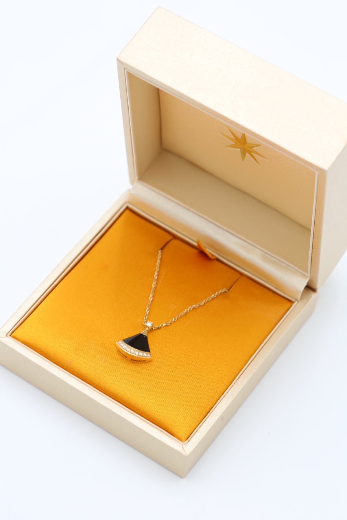 BVLGARI DIVA'S DREAM NECKLACE 18K YELLOW GOLD WITH DIAMONDS ONYX