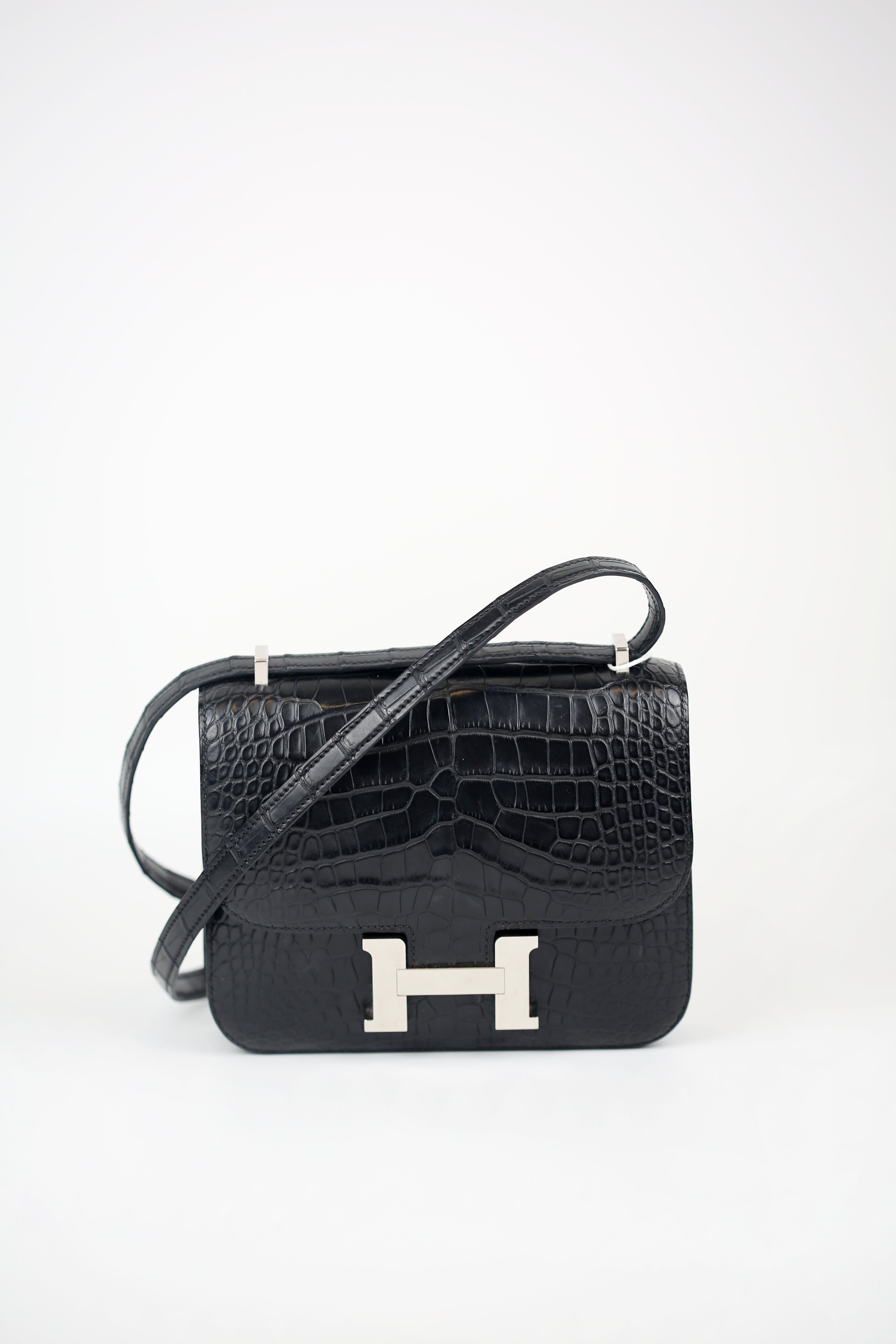 HERMÈS Shiny Alligator Constance 18 Black