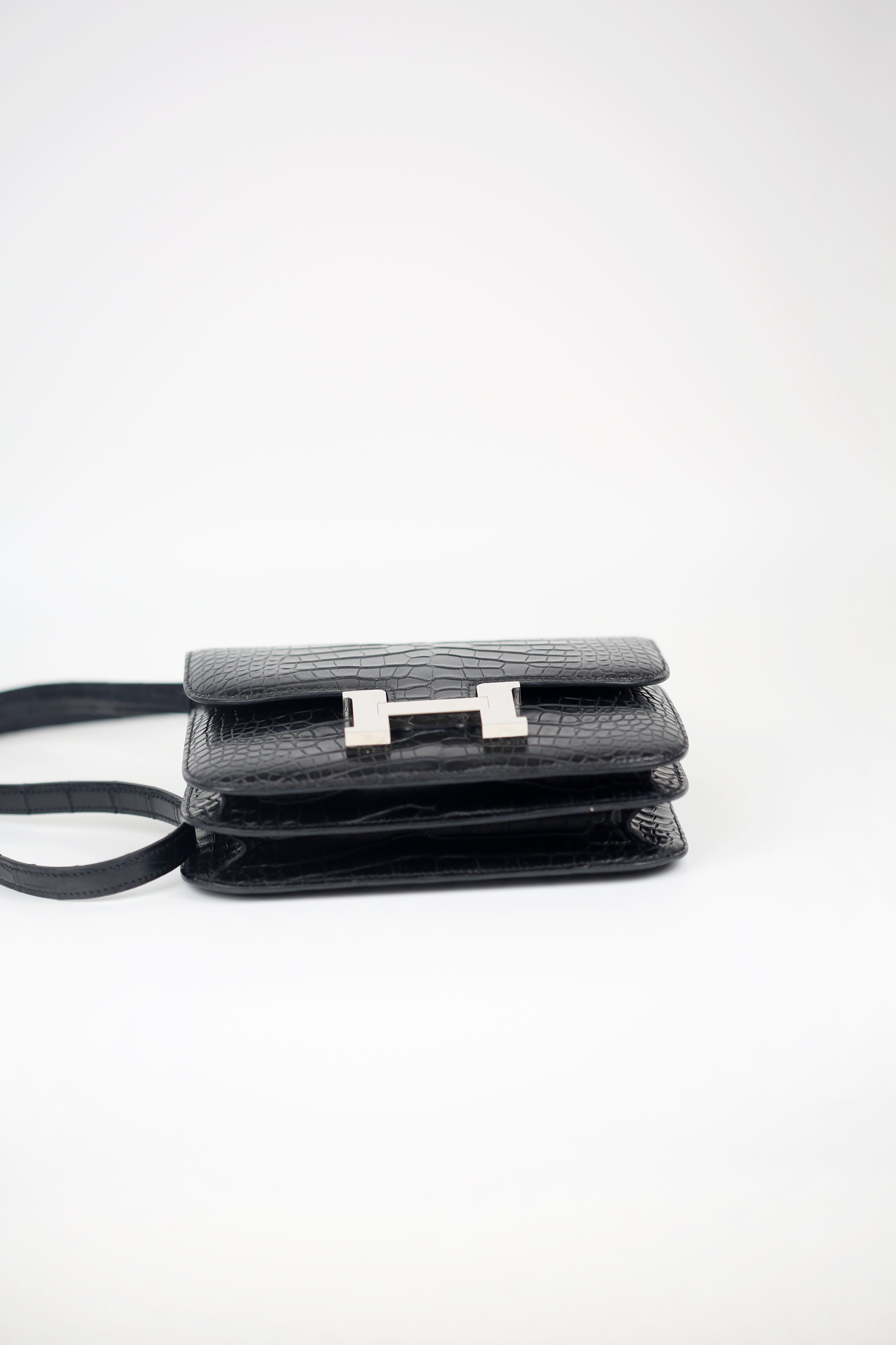 HERMÈS Shiny Alligator Constance 18 Black