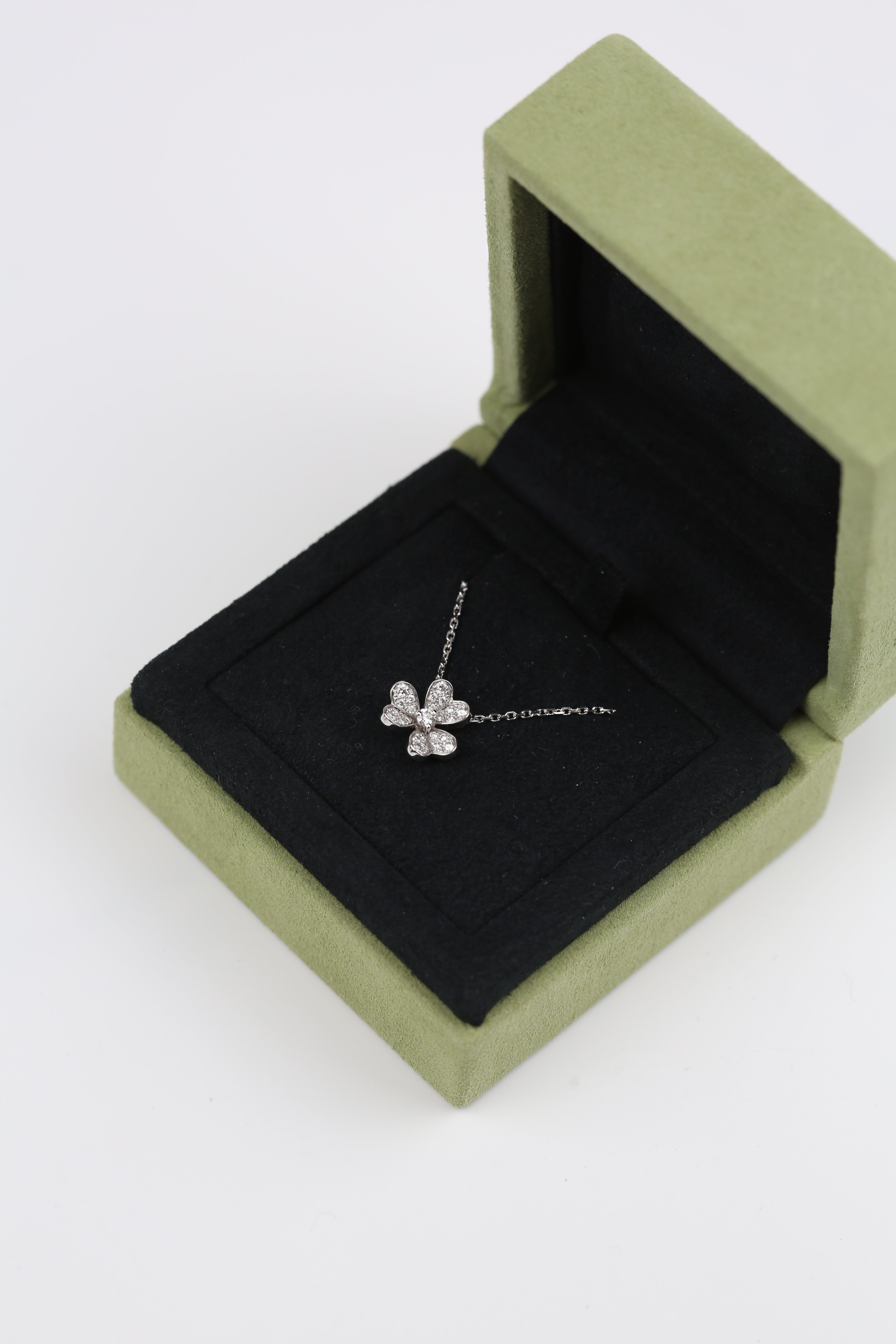 VCA Frivole pendant mini 18 white gold