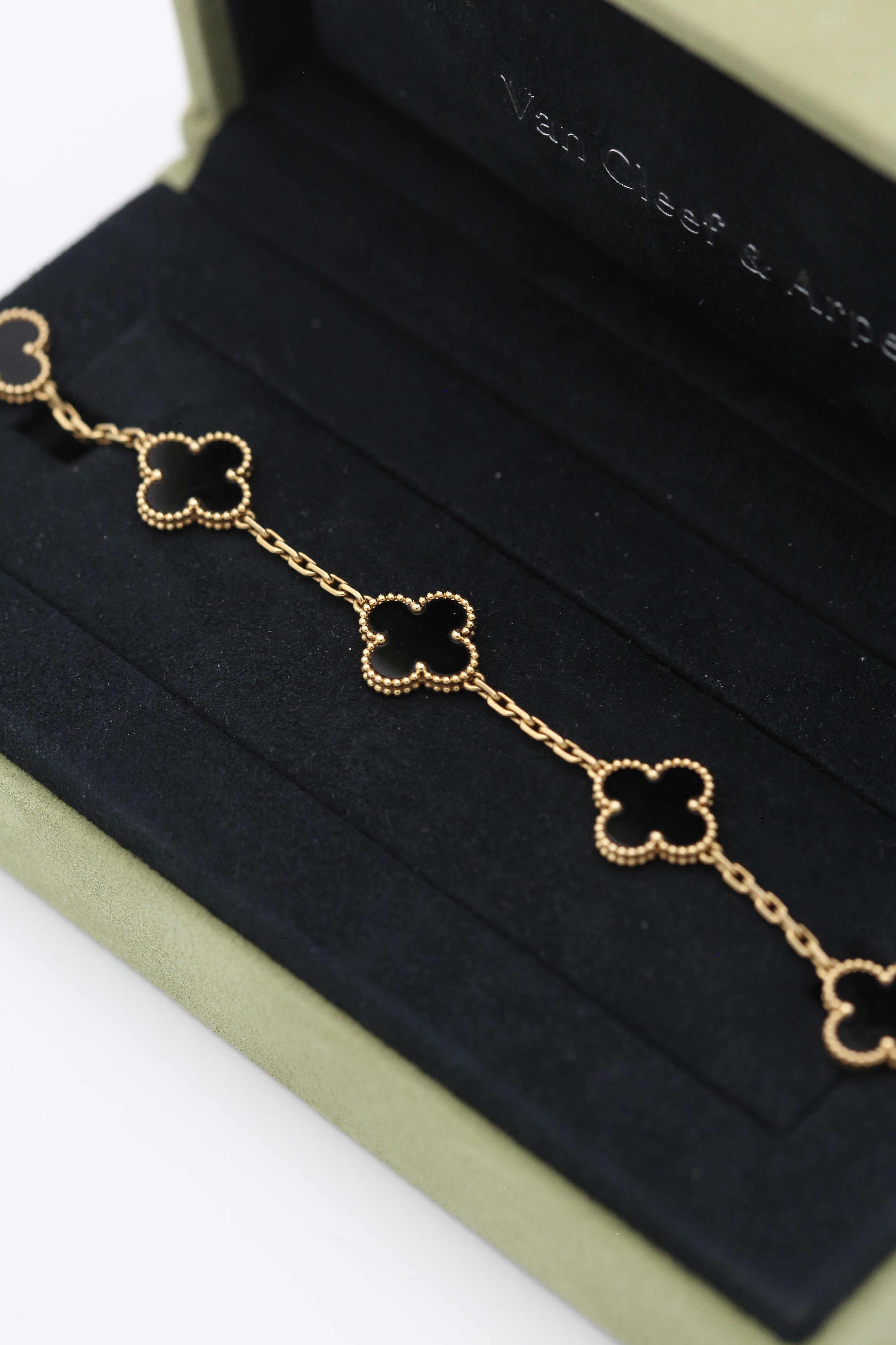 VAN CLEEF & ARPELS VINTAGE ALHAMBRA BRACELET 5 MOTIFS 18K YELLOW GOLD ONYX