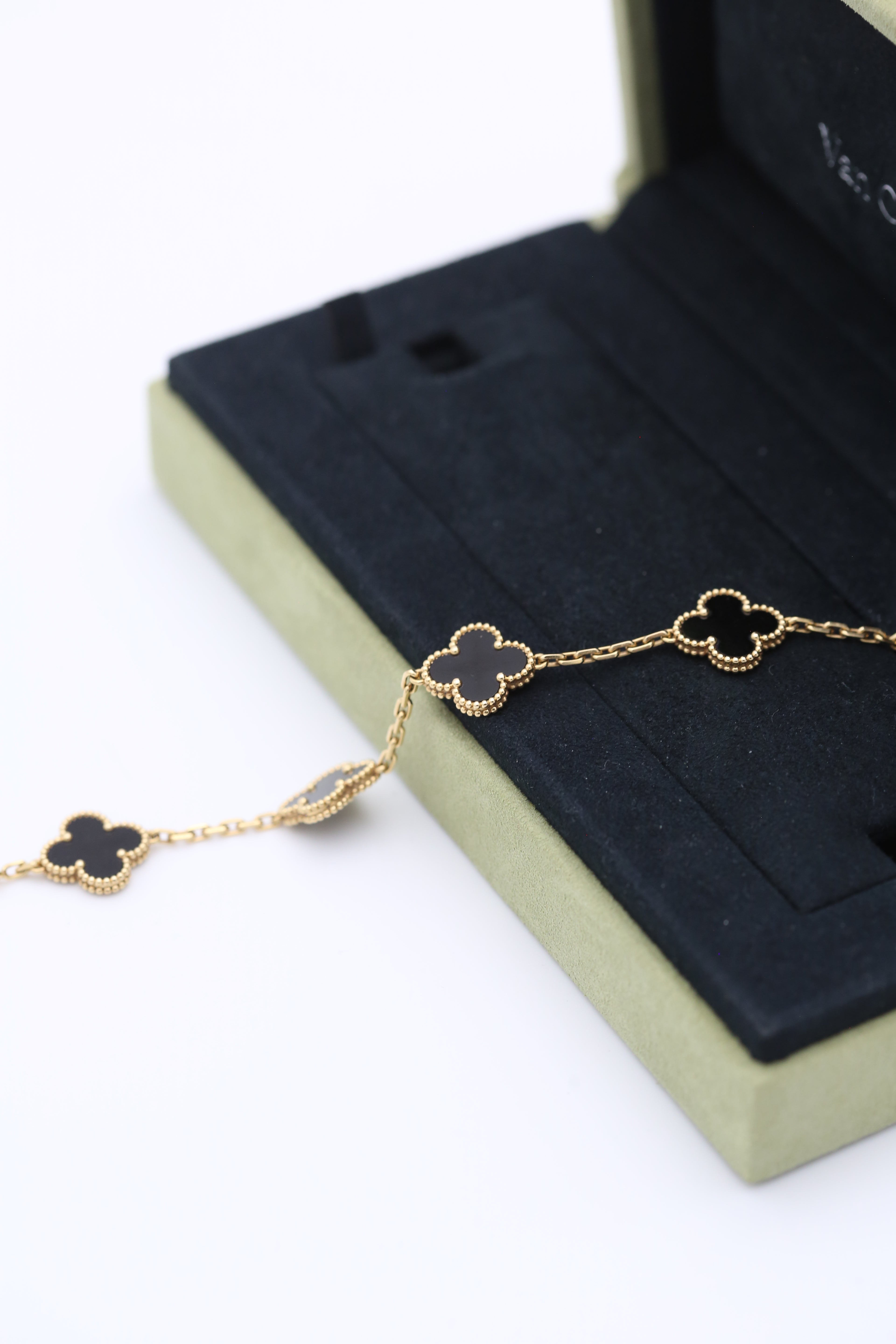 VAN CLEEF & ARPELS VINTAGE ALHAMBRA BRACELET 5 MOTIFS 18K YELLOW GOLD ONYX
