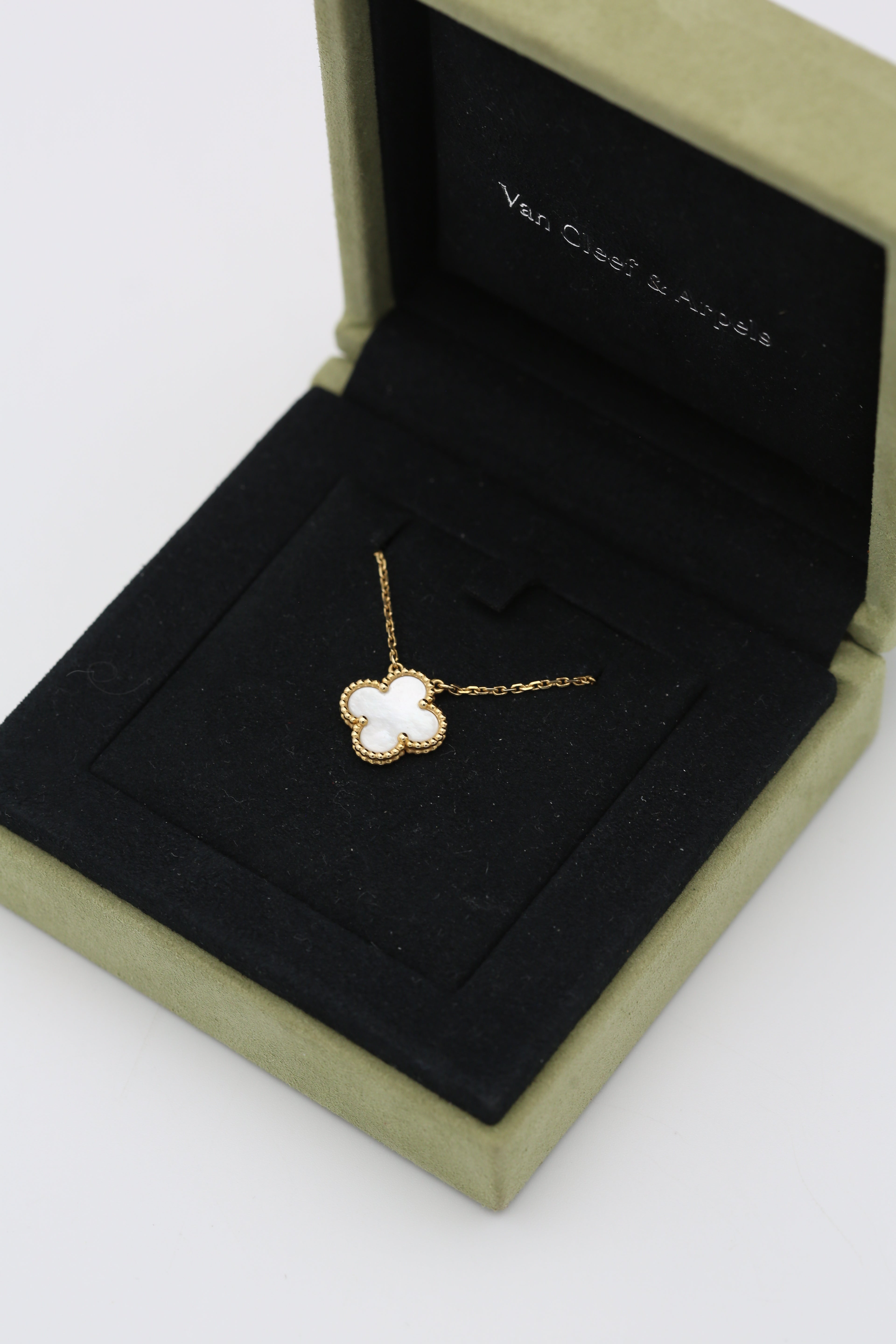 VAN CLEEF & ARPELS VINTAGE ALHAMBRA NECKLACE YELLOW GOLD MOTHER OF PEARL