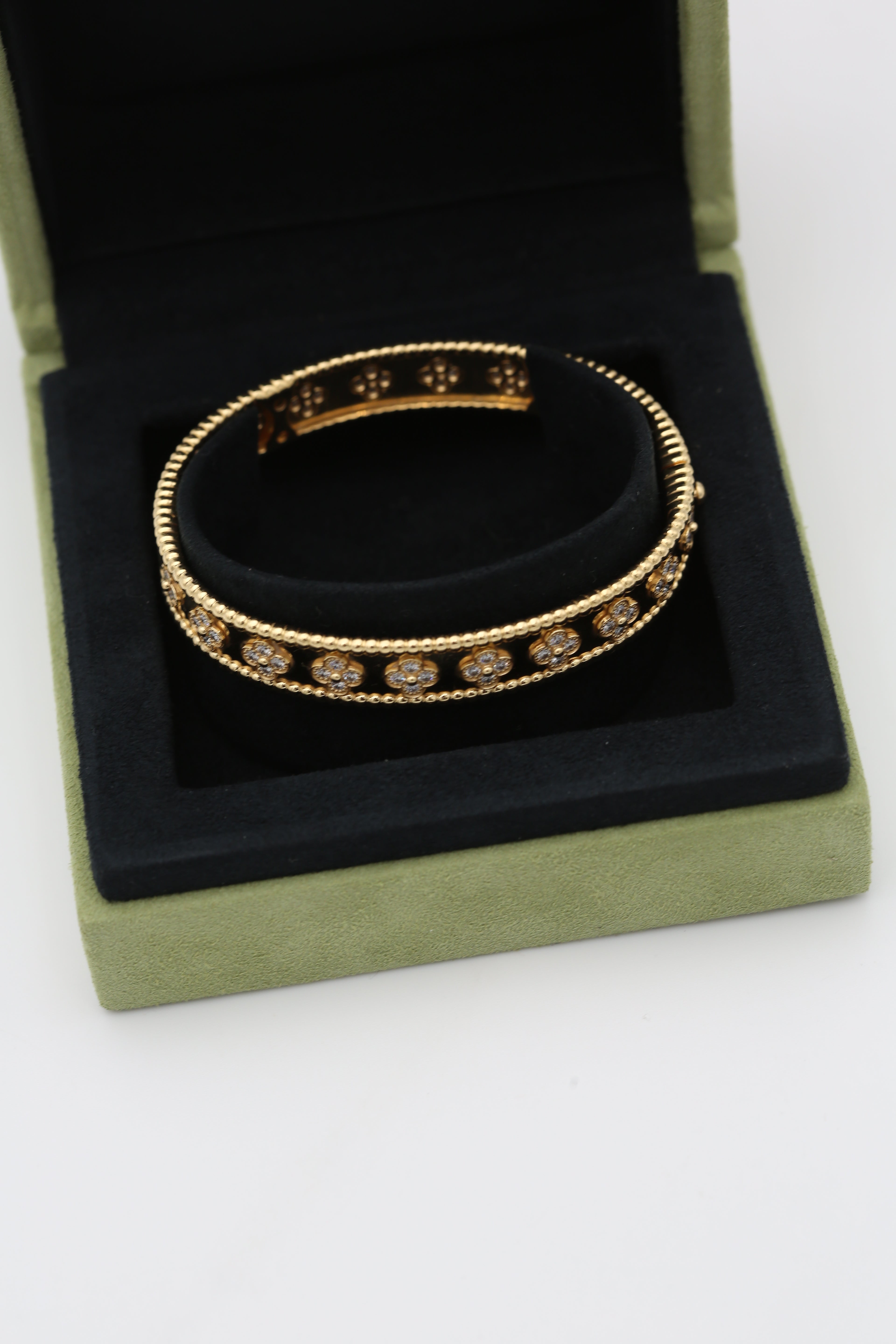 VAN CLEEF & ARPELS PERLEE CLOVERS BRACELET YELLOW GOLD WITH DIAMONDS SMALL MODEL 16CM (NEW)