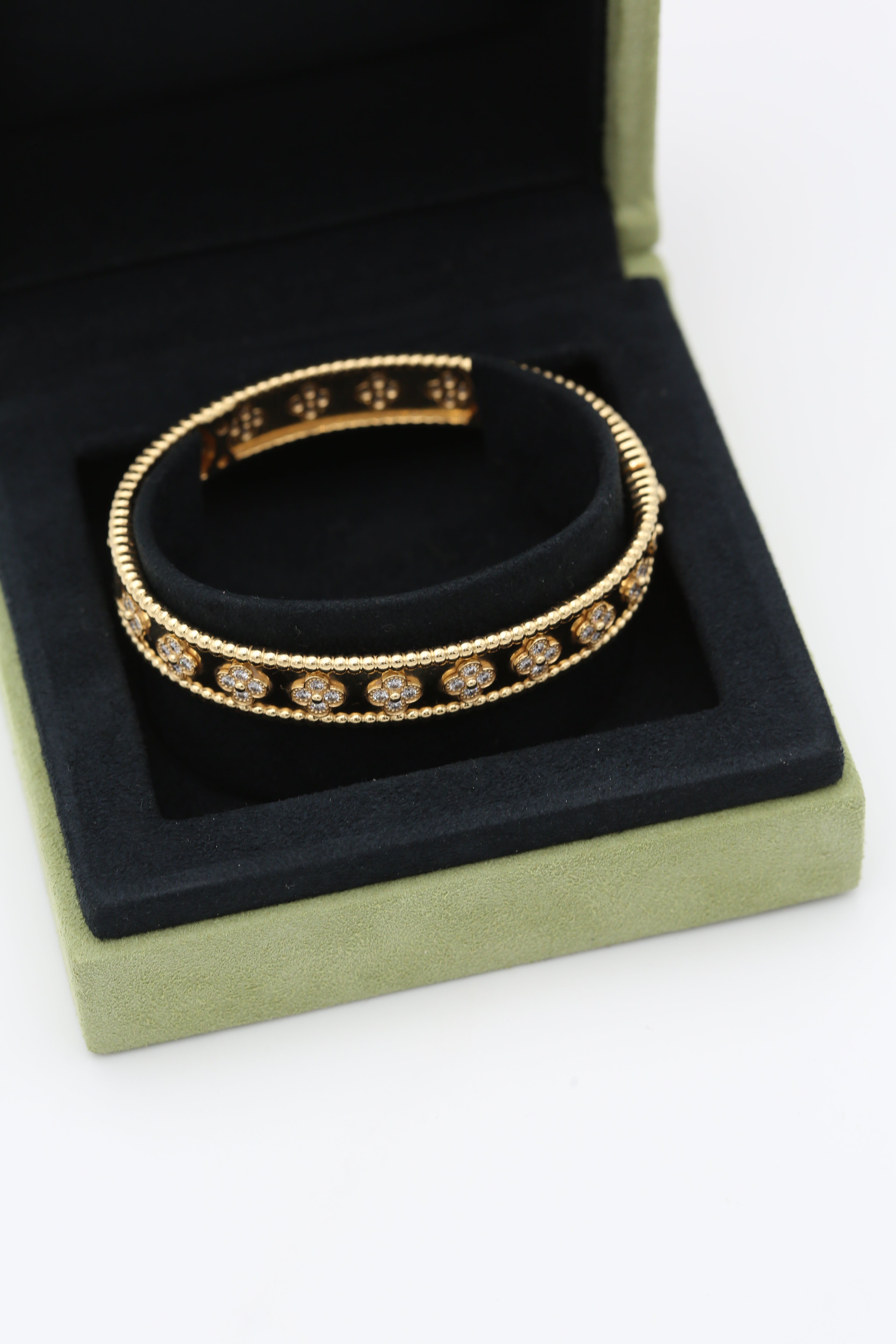 VAN CLEEF & ARPELS PERLEE CLOVERS BRACELET YELLOW GOLD WITH DIAMONDS SMALL MODEL 16CM (NEW)