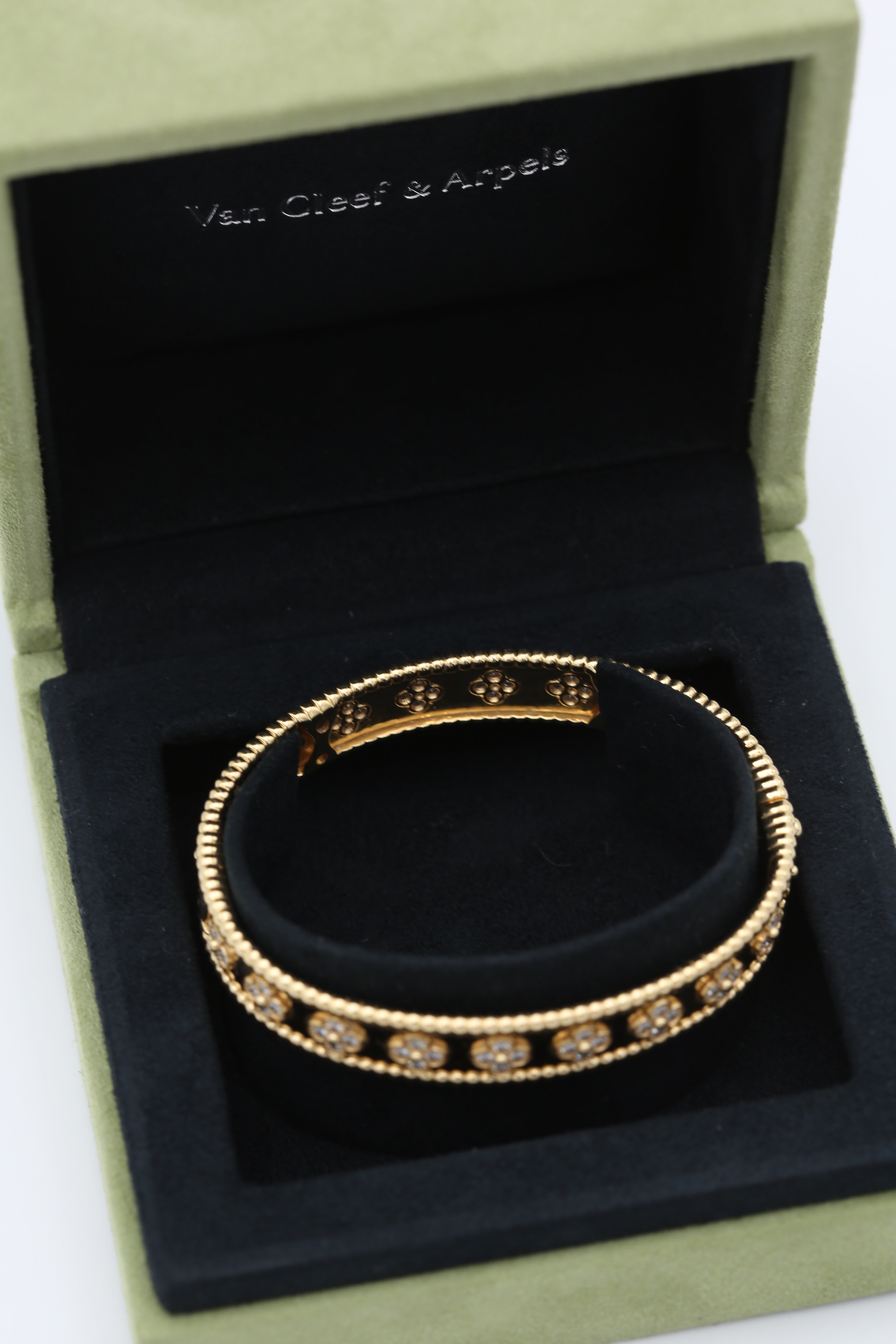 VAN CLEEF & ARPELS PERLEE CLOVERS BRACELET YELLOW GOLD WITH DIAMONDS SMALL MODEL 16CM (NEW)