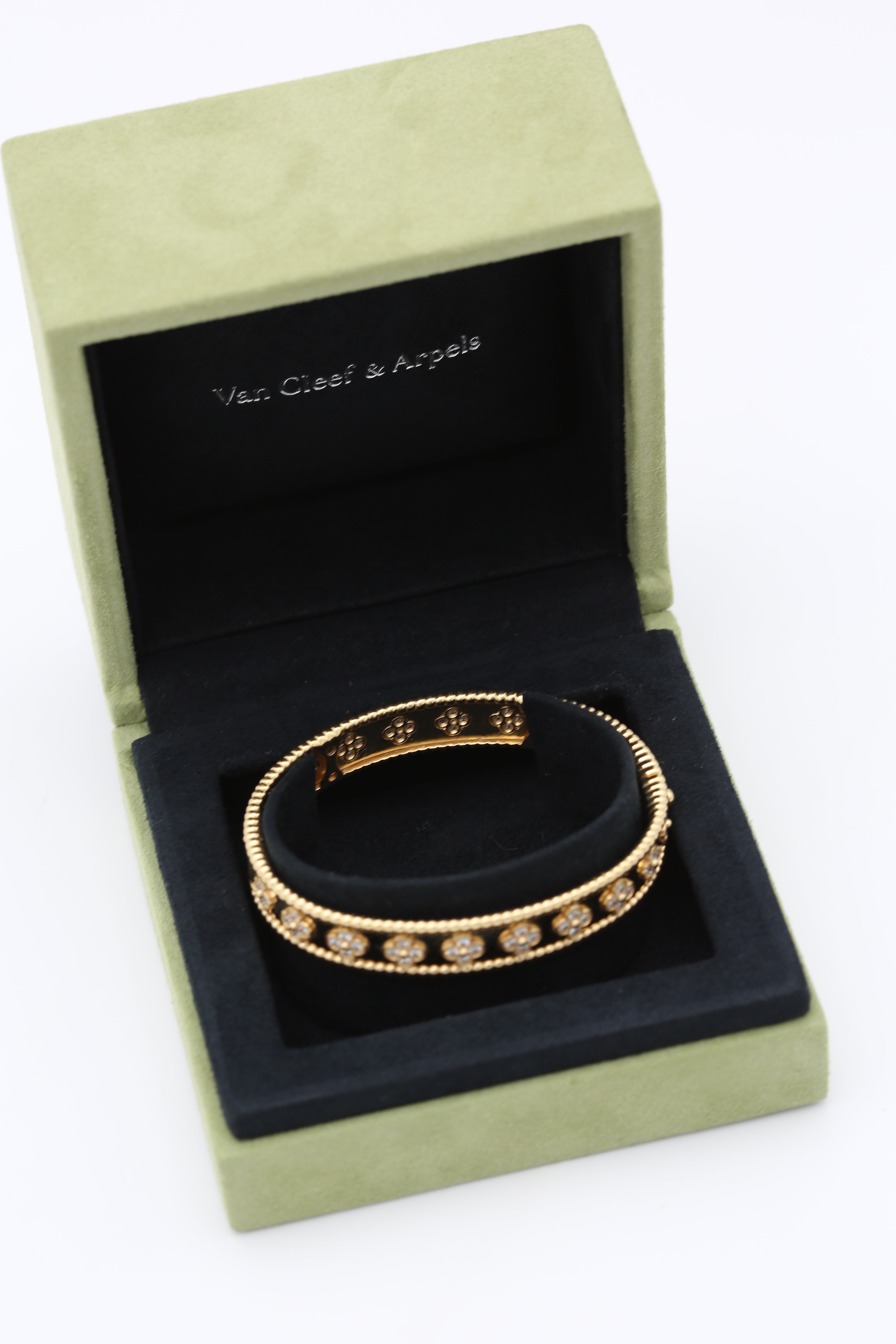 VAN CLEEF & ARPELS PERLEE CLOVERS BRACELET YELLOW GOLD WITH DIAMONDS SMALL MODEL 16CM (NEW)