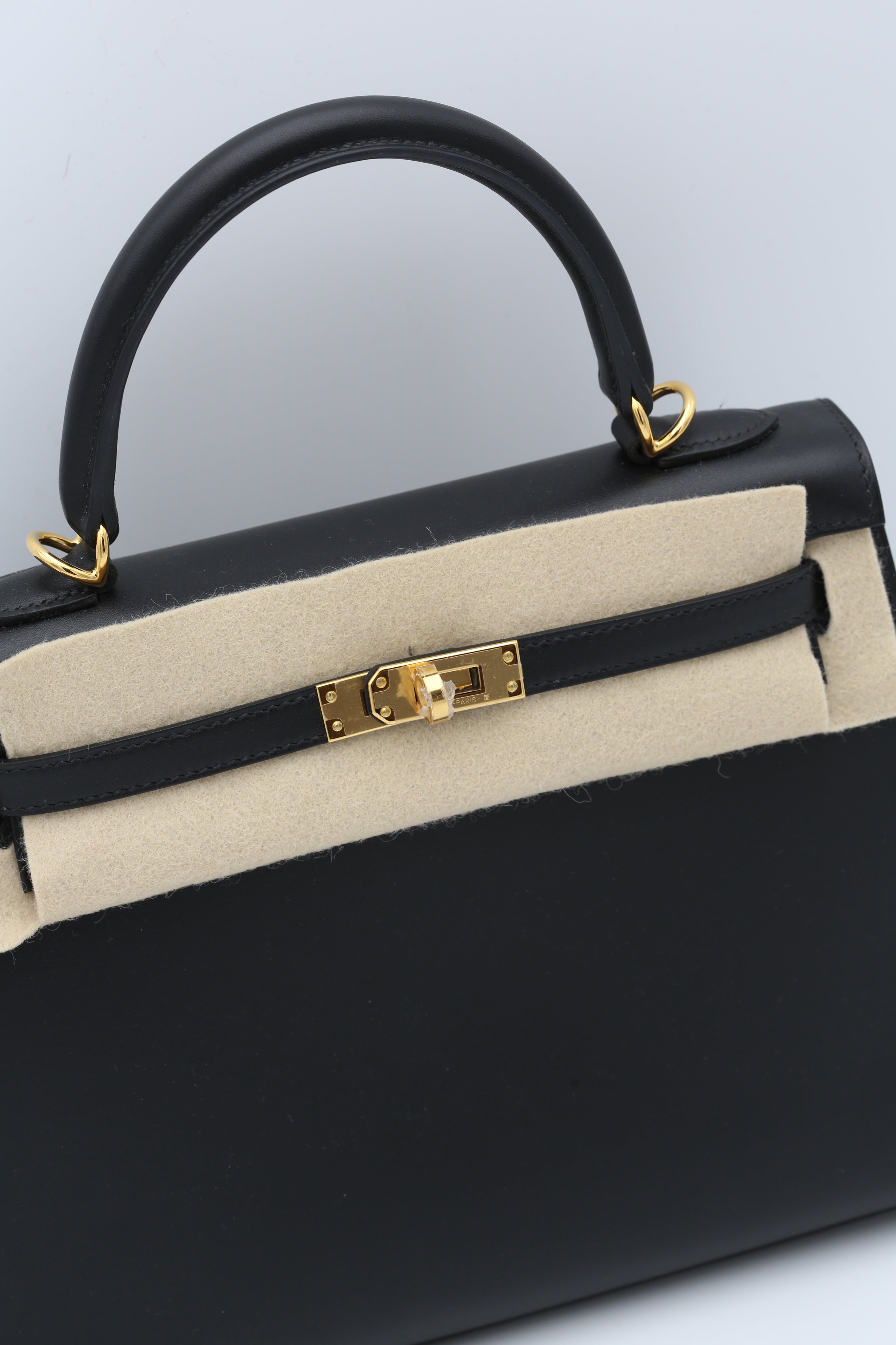 HERMÈS KELLY25 NOIR TADELAKT GOLD HARDWARE Y STAMP