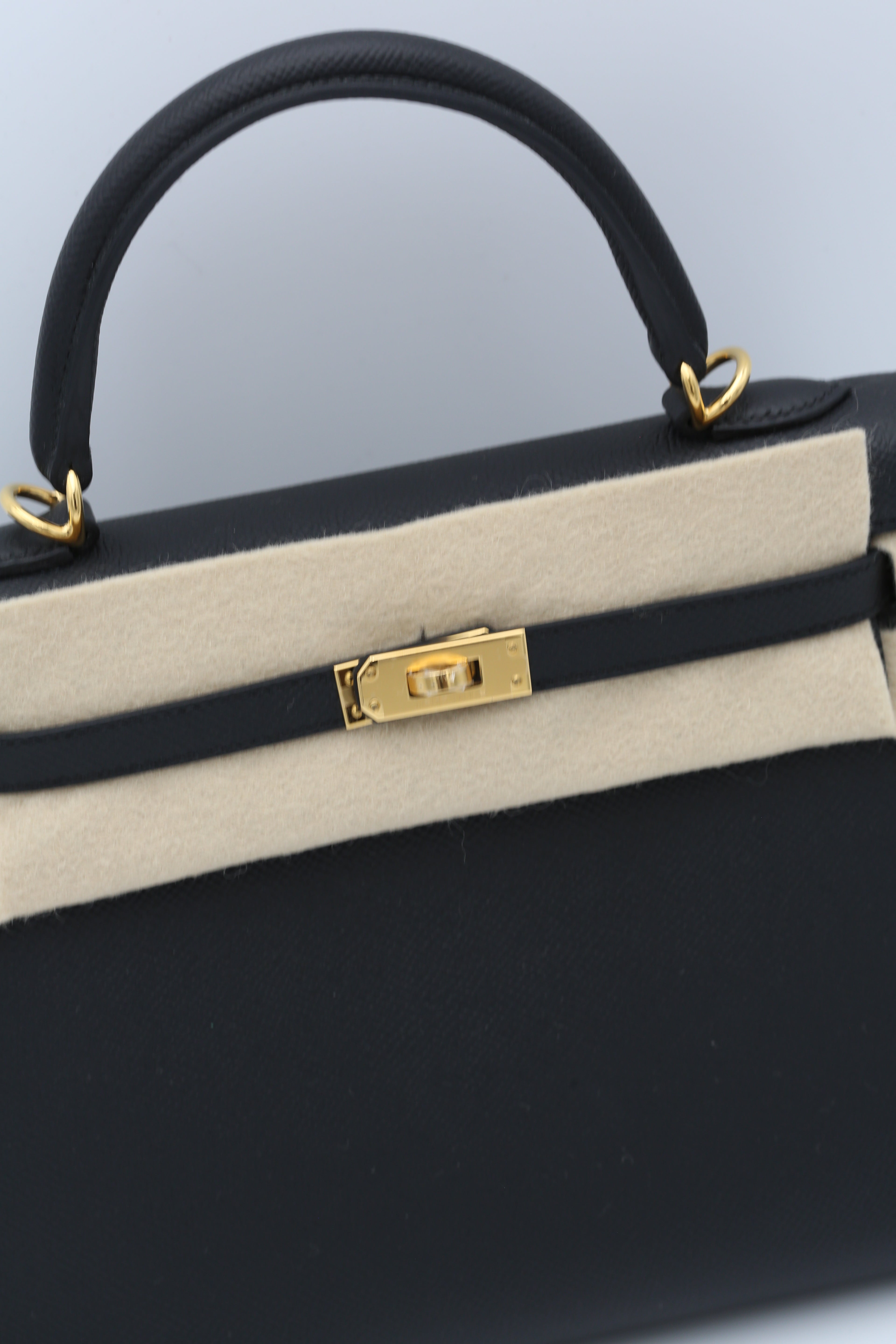 HERMÈS KELLY25 BLACK EPSOM SELLIER GOLD HARDWARE G STAMP