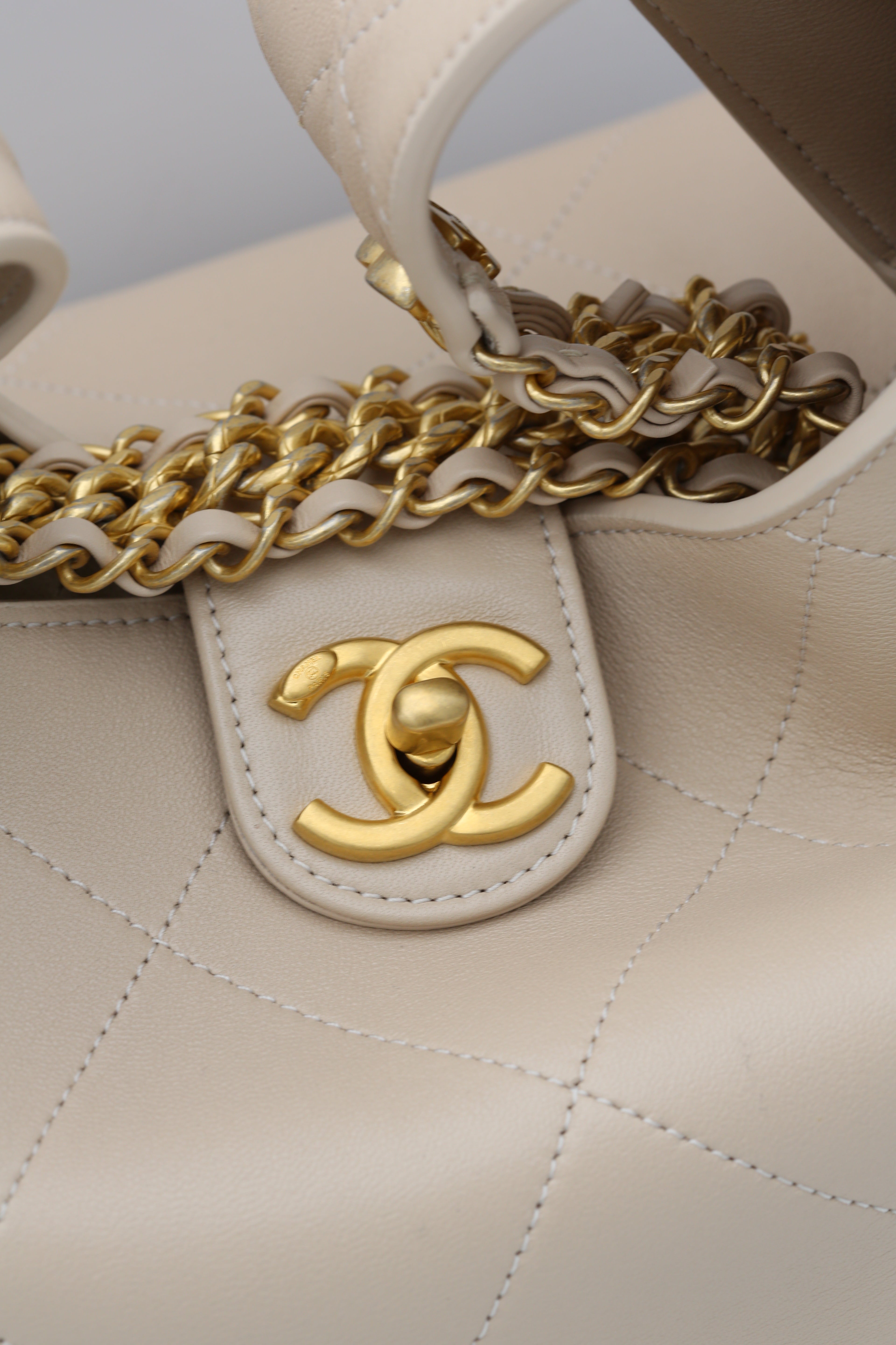 CHANEL HOBO BEIGE 2025