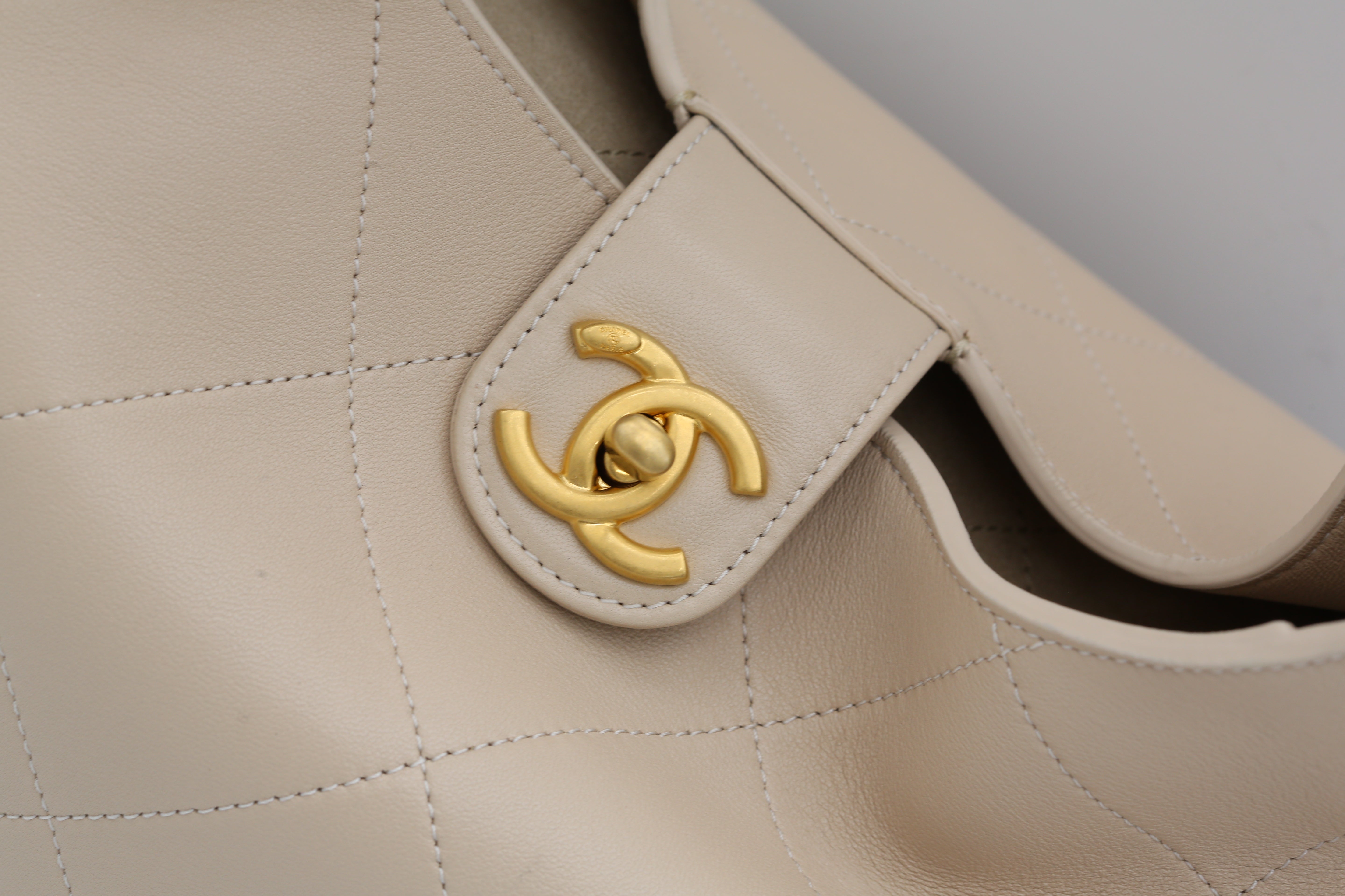CHANEL HOBO BEIGE 2025